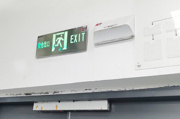 如何確保智能疏散系統(tǒng)在斷電情況下仍能正常工作？